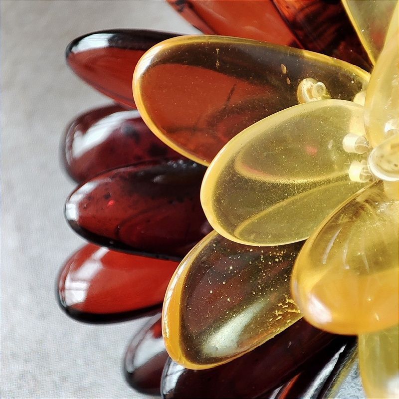 Брошь "Хризантема" янтарь