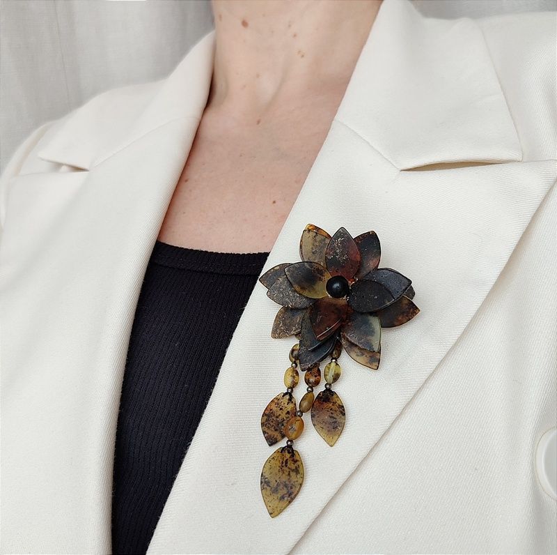 Брошь "Лотос" янтарь