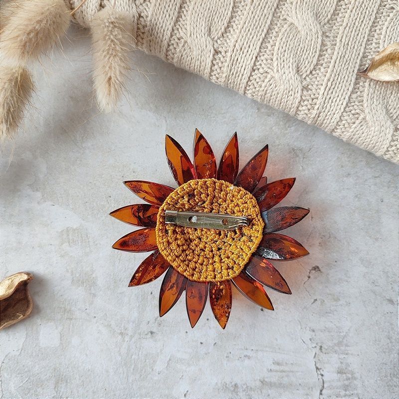 Брошь "Хризантема" янтарь