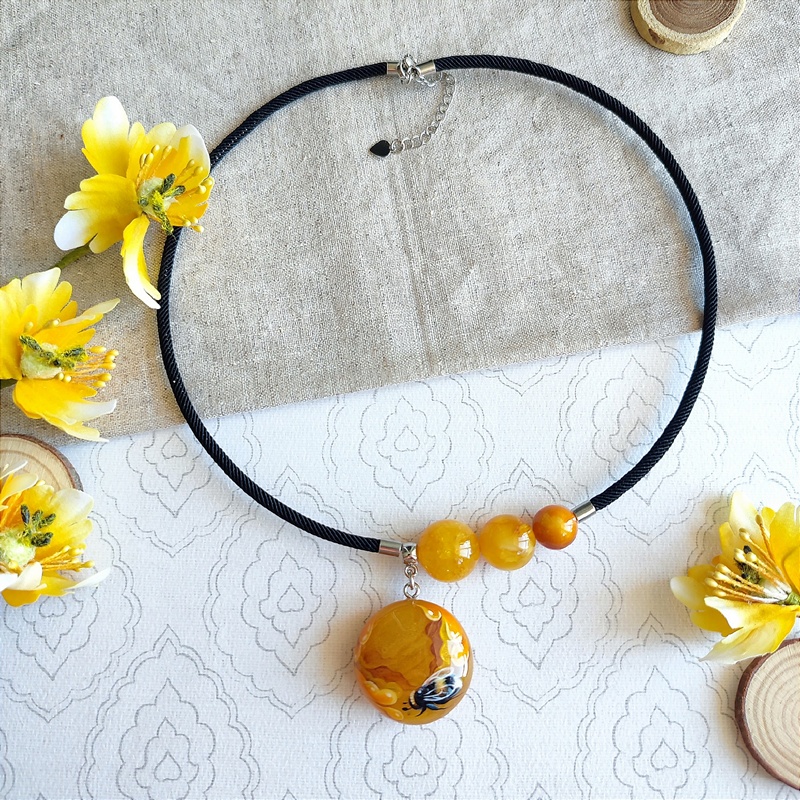 Колье "Космопчёлка" янтарь