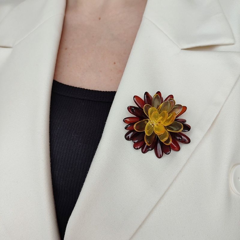 Брошь "Хризантема" янтарь