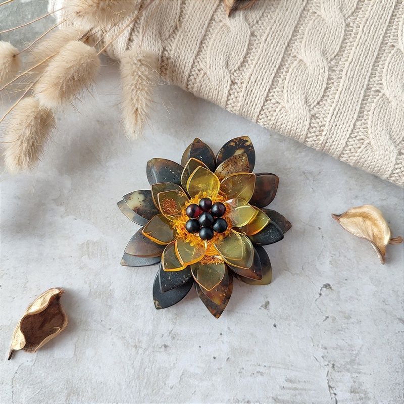 Брошь "Лотос" янтарь