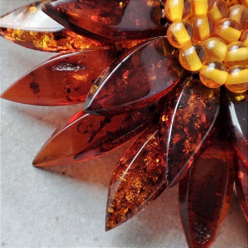 Брошь "Хризантема" янтарь