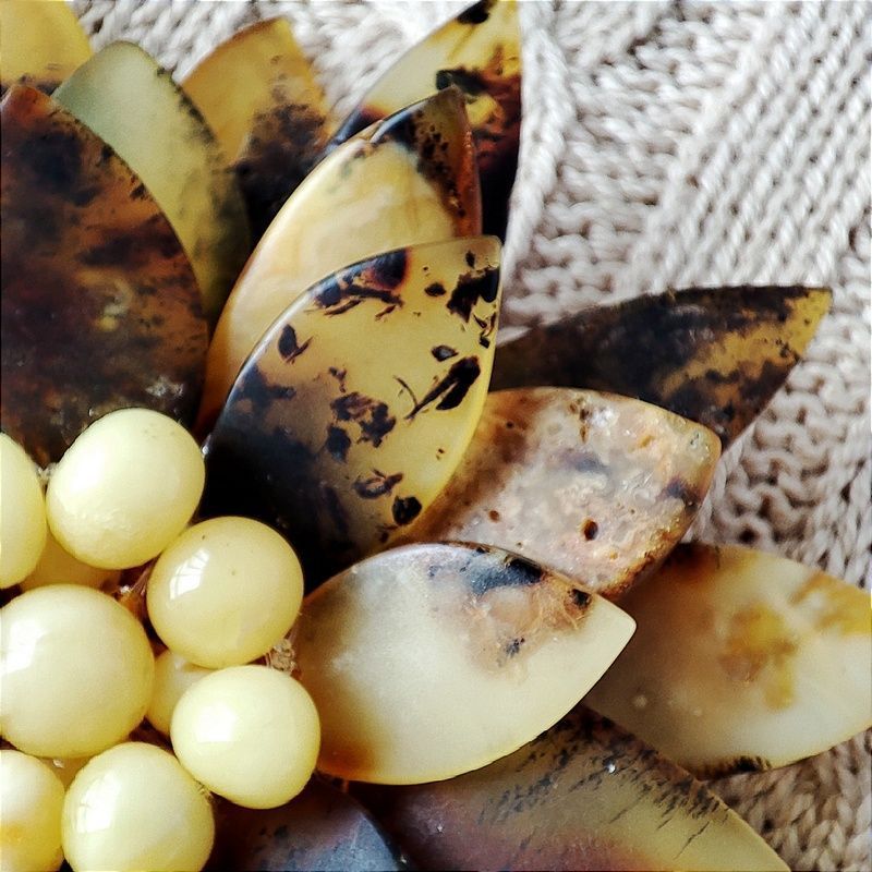 Брошь "Лотос" янтарь