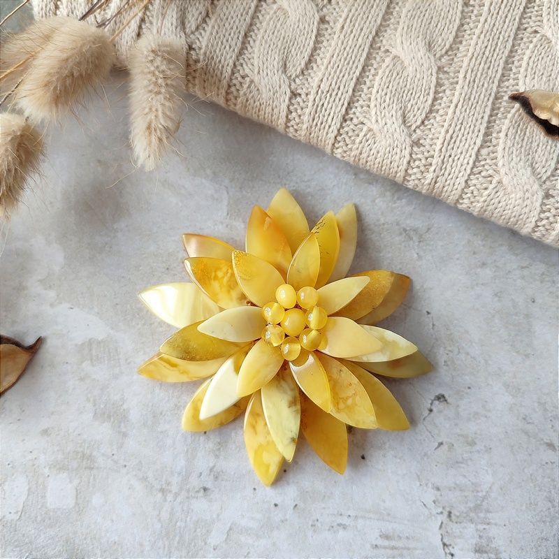 Брошь "Лотос" янтарь