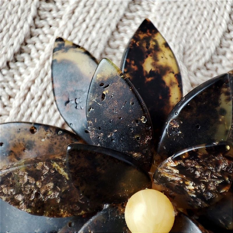 Брошь "Лотос" янтарь