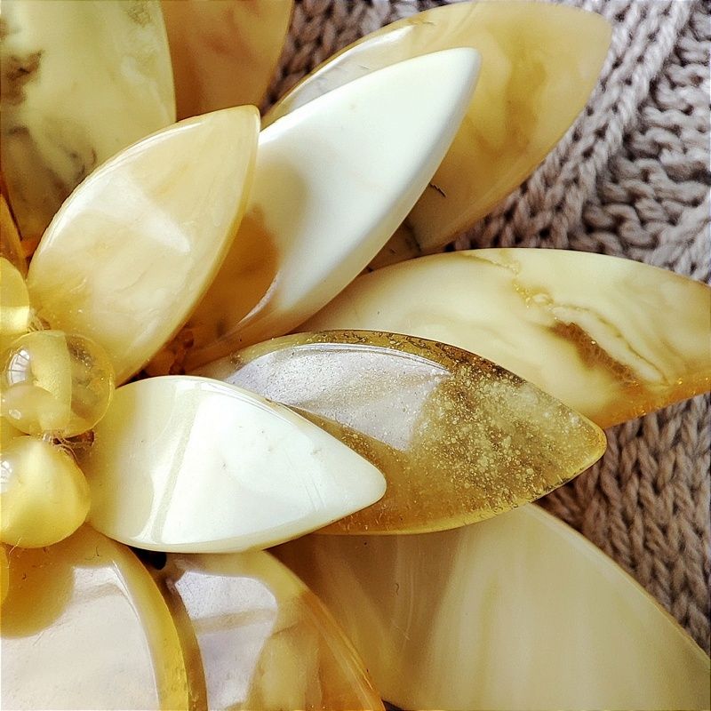 Брошь "Лотос" янтарь