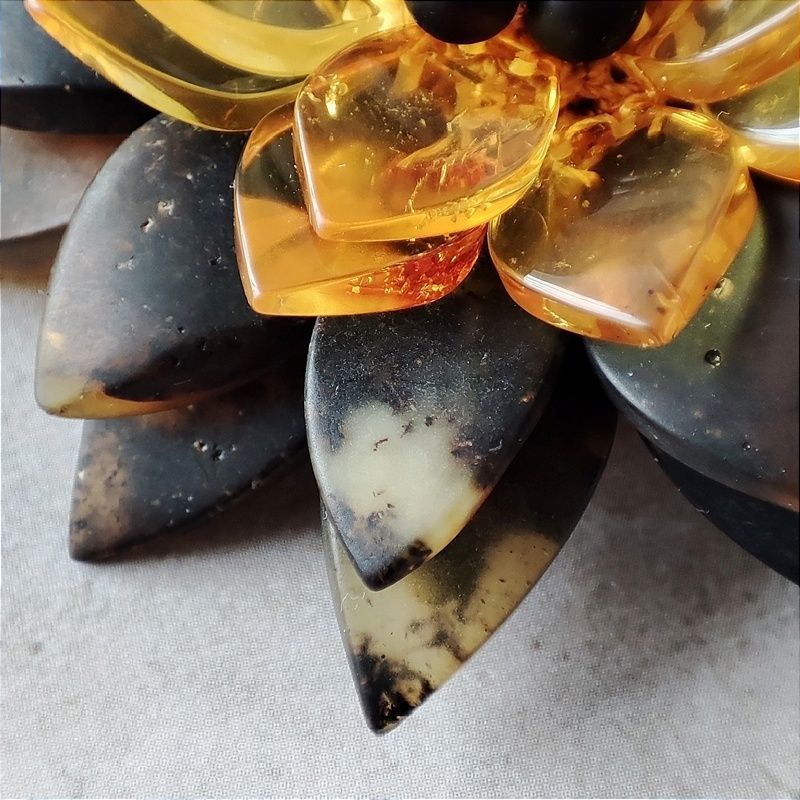 Брошь "Лотос" янтарь