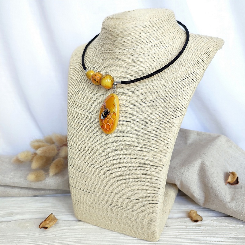 Колье "Космопчёлка" янтарь